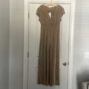 Perfect for a bridesmaid dress, formal gown or maternity photo shoot.